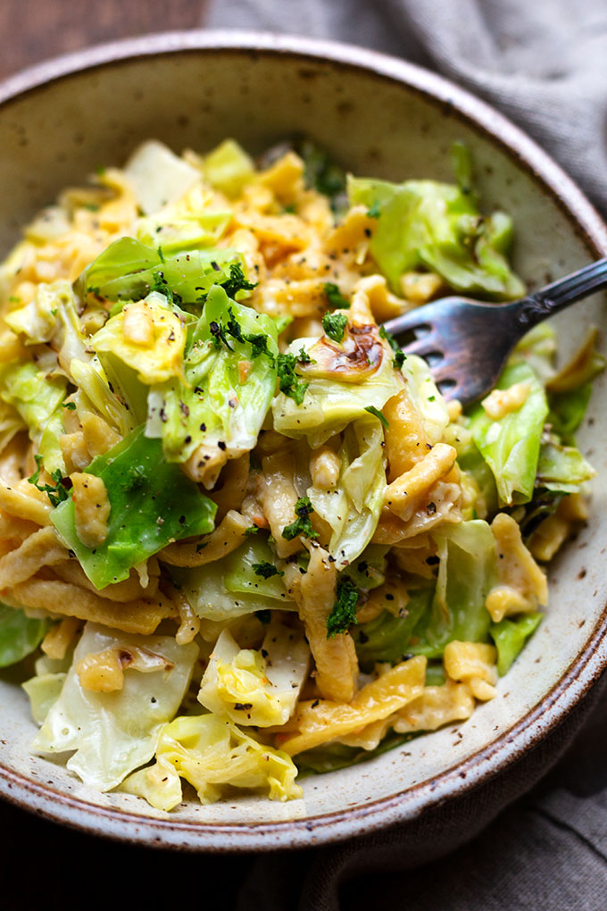 Eine Portion Spätzlepfanne mit Spitzkohl
