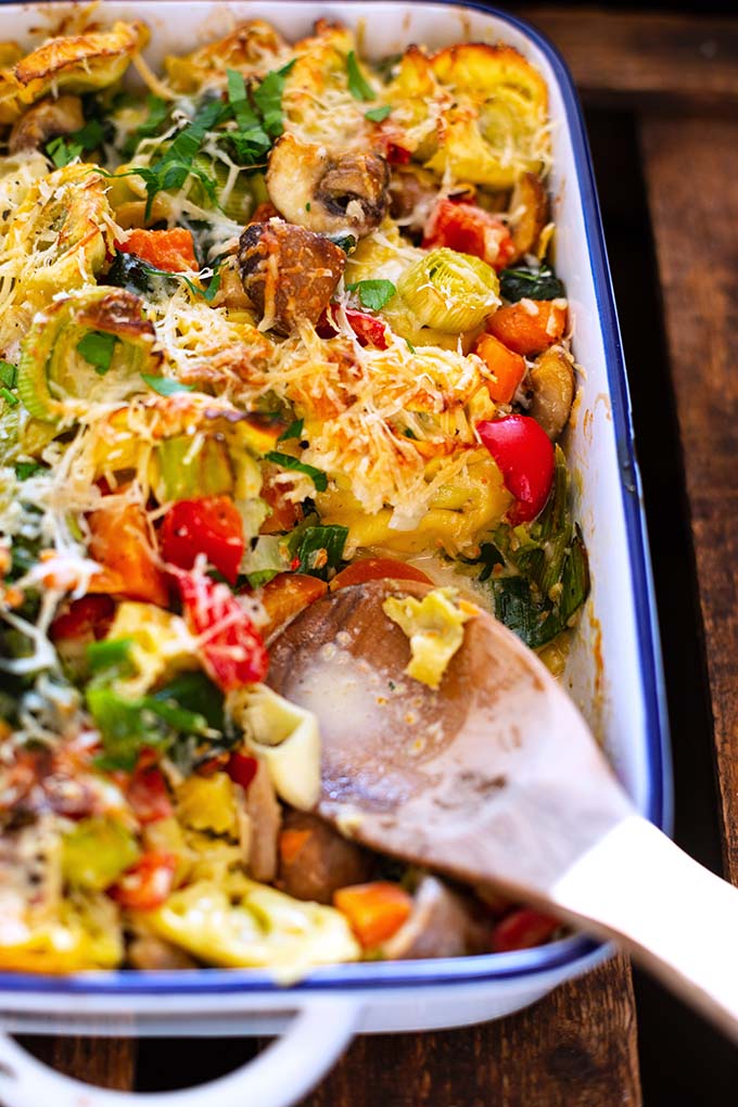 Einfacher Tortellini-Auflauf mit Gemüse und Sahnesauce aus dem Backofen: Dieses schnelle vegetarische Rezept schmeckt der ganzen Familie! - Kochkarussell