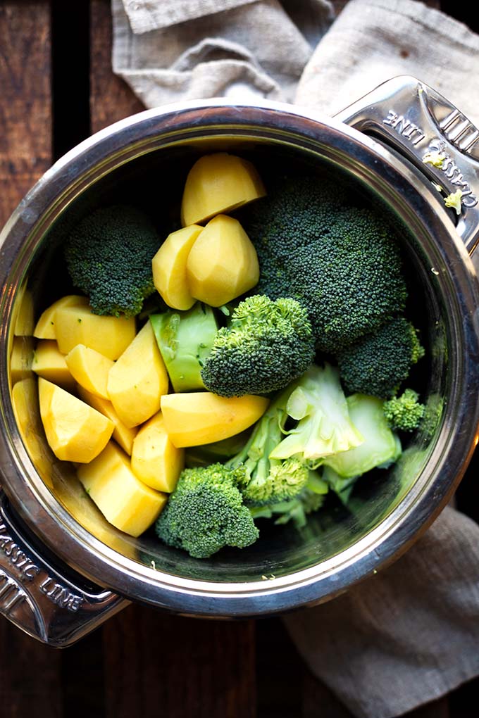 Cremige vegetarische Brokkolisuppe. Diese schnelle Suppenrezept ist vollgepackt mit Brokkoli, Kartoffeln, Sahne & Brühe. Du brauchst nur 5 Zutaten, einen Topf und 30 Minuten Zeit! So einfach und super lecker! Kochkarussell - dein Foodblog für schnelle und einfache Feierabendküche.