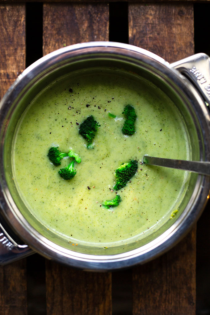 Cremige vegetarische Brokkolisuppe. Diese schnelle Suppenrezept ist vollgepackt mit Brokkoli, Kartoffeln, Sahne & Brühe. Du brauchst nur 5 Zutaten, einen Topf und 30 Minuten Zeit! So einfach und super lecker! Kochkarussell - dein Foodblog für schnelle und einfache Feierabendküche.