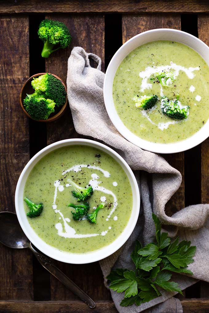Cremige vegetarische Brokkolisuppe. Diese schnelle Suppenrezept ist vollgepackt mit Brokkoli, Kartoffeln, Sahne & Brühe. Du brauchst nur 5 Zutaten, einen Topf und 30 Minuten Zeit! So einfach und super lecker! Kochkarussell - dein Foodblog für schnelle und einfache Feierabendküche.