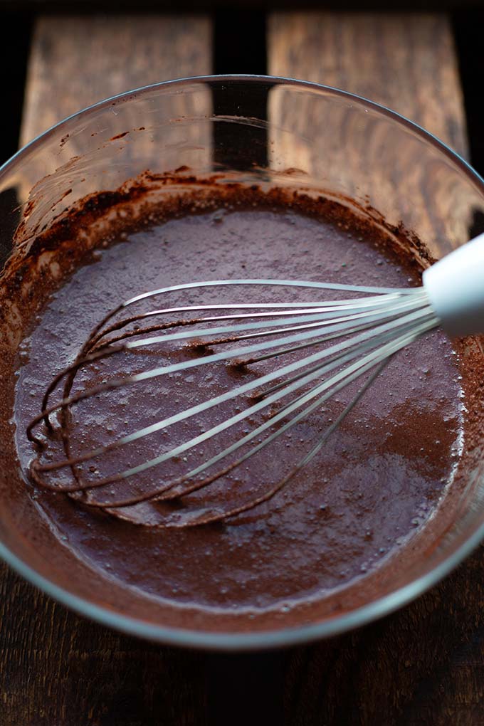 Der einfache Chia-Schokopudding ist cremig, schokoladig und super lecker. Ein schnelles & gesundes Frühstück für jeden Tag. Dazu Meal Prep-geeignet und mit nur 6 Zutaten besonders easy zuzubereiten. Kochkarussell - dein Foodblog für schnelle und einfache Rezepte.