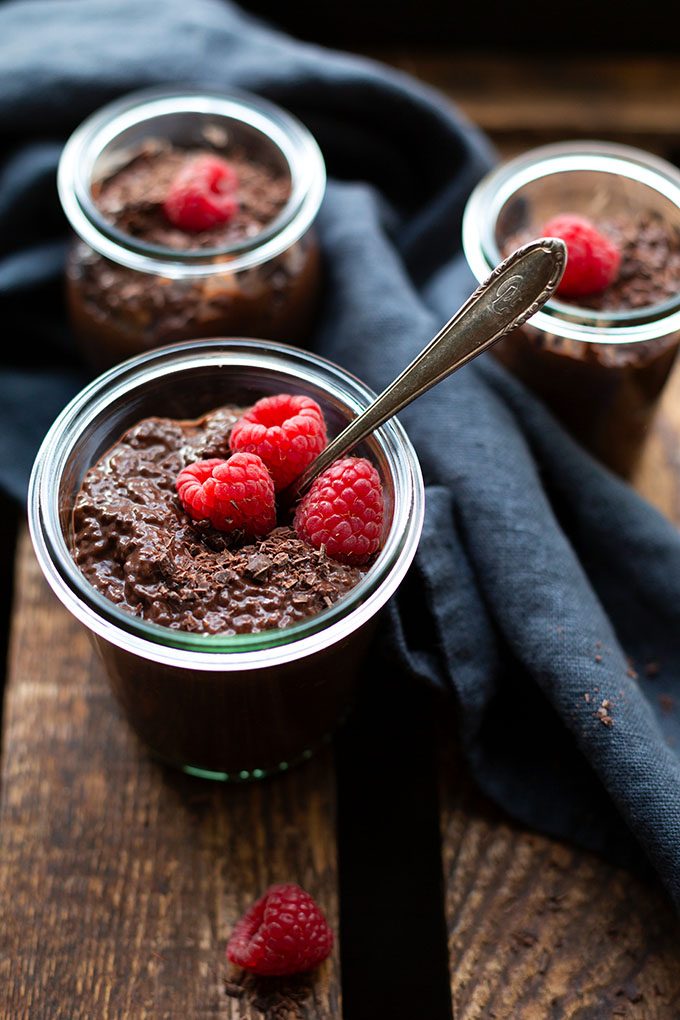 Der einfache Chia-Schokopudding ist cremig, schokoladig und super lecker. Ein schnelles & gesundes Frühstück für jeden Tag. Dazu Meal Prep-geeignet und mit nur 6 Zutaten besonders easy zuzubereiten. Kochkarussell - dein Foodblog für schnelle und einfache Rezepte.