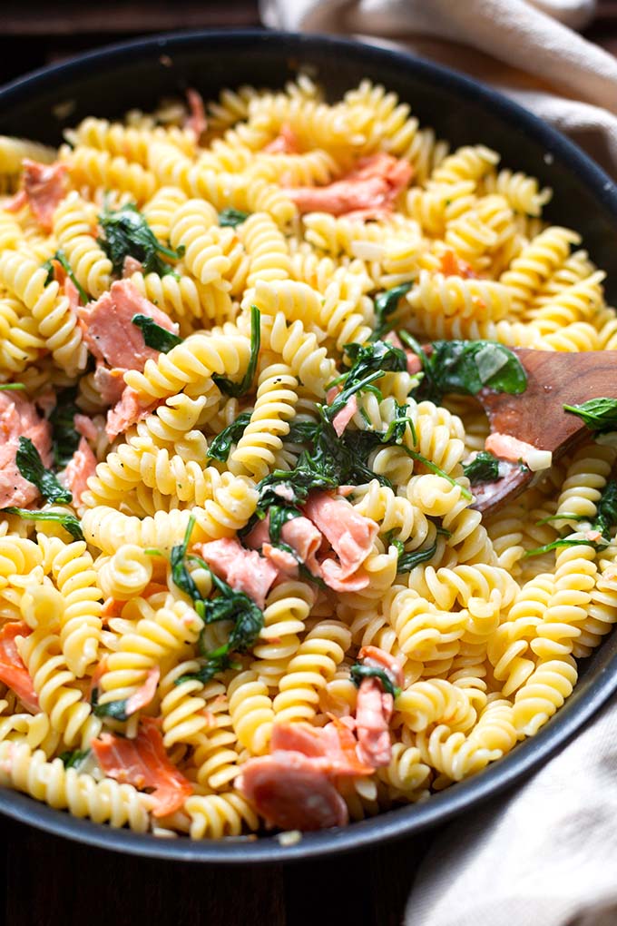 Diese einfache Lachs-Spinat-Pasta steht in nur 20 Minuten auf dem Tisch. Ein schnelles & super leckeres Rezept - unbedingt testen & genießen. Kochkarussell - dein Foodblog für schnelle und einfache Feierabendküche.