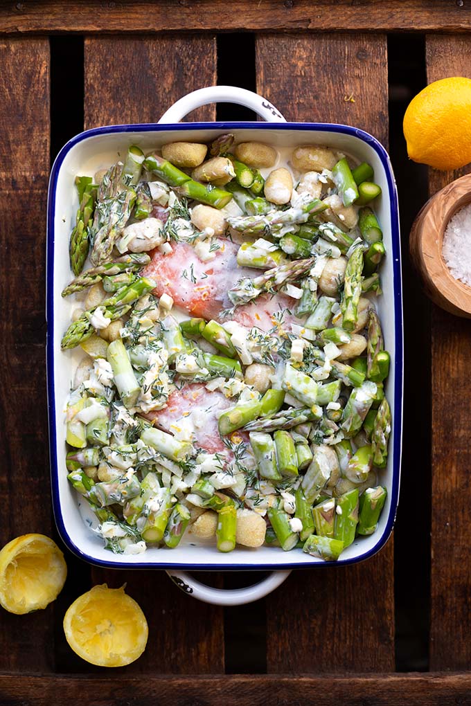 Grüner Spargel mit Lachs & Gnocchi aus dem Ofen ist in nur 10 Minuten vorbereitet & super lecker. Ein schnelles, leichtes Abendessen - perfekt für den Frühling. Kochkarussell - dein Foodblog für schnelle und einfache Feierabendrezepte.