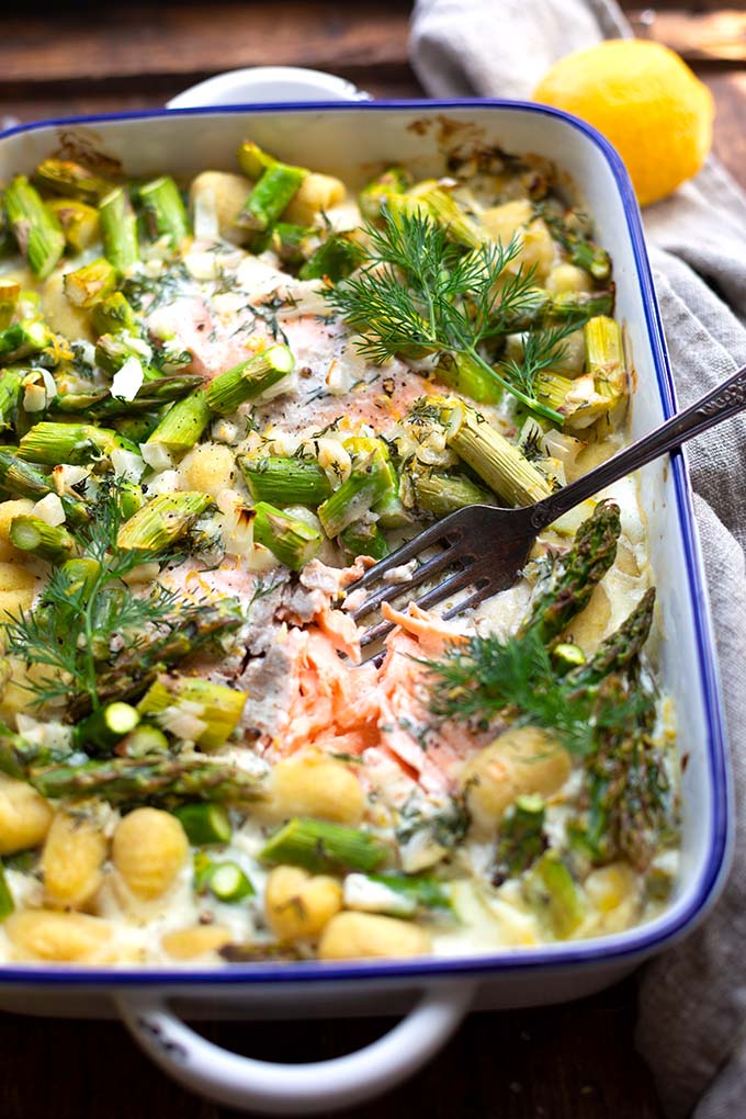 Grüner Spargel mit Lachs & Gnocchi aus dem Ofen ist in nur 10 Minuten vorbereitet & super lecker. Ein schnelles, leichtes Abendessen - perfekt für den Frühling. Kochkarussell - dein Foodblog für schnelle und einfache Feierabendrezepte.