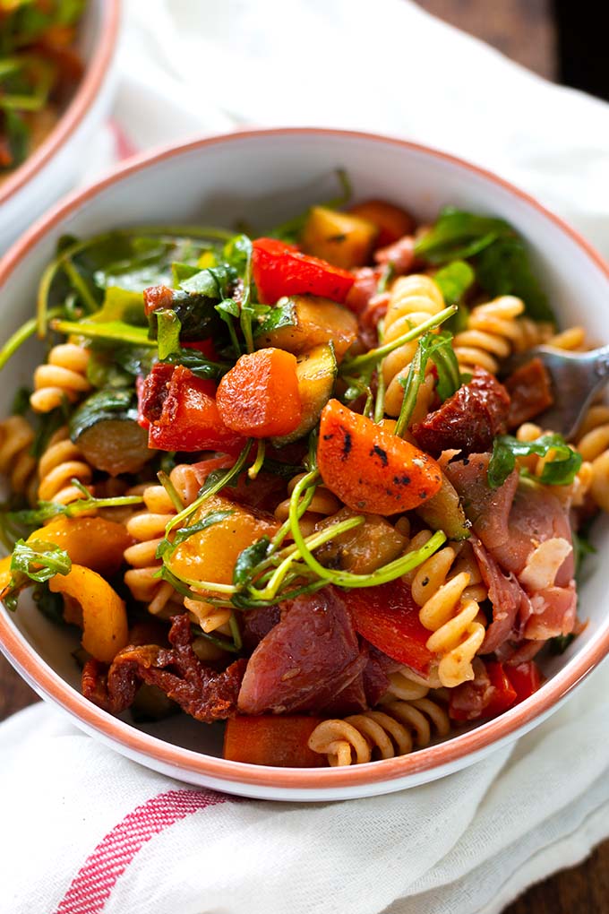Mediterraner-Nudelsalat-mit-Rucola-und-Serrano-Schinken-1