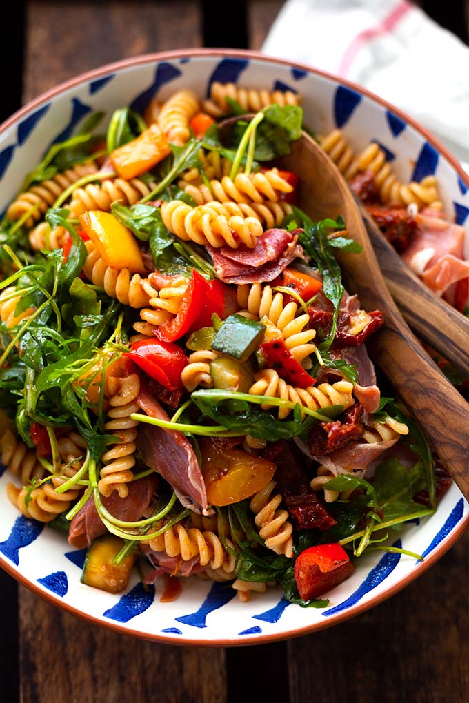 Mediterraner Nudelsalat mit Rucola & Serrano Schinken: In nur 20 Minuten fertig, perfekt zum Grillen & super lecker. Dieses Rezept inkl. Geheimzutat müsst ihr probieren! Kochkarussell - dein Foodblog für schnelle und einfache Feierabend Rezepte.