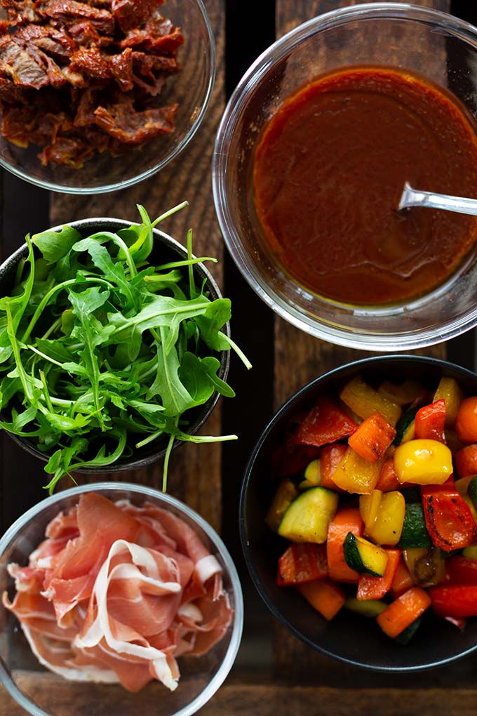 Mediterraner Nudelsalat mit Rucola & Serrano Schinken: In nur 20 Minuten fertig, perfekt zum Grillen & super lecker. Dieses Rezept inkl. Geheimzutat müsst ihr probieren! Kochkarussell - dein Foodblog für schnelle und einfache Feierabend Rezepte.