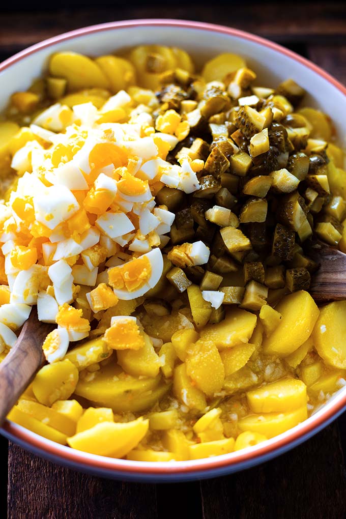 Omas bester Kartoffelsalat mit Mayonnaise & Ei ist perfekt zum Grillen. Das Rezept ist einfach, schnell gemacht & so lecker. Dazu könnt ihr es super vorbereiten und der Salat ist Meal Prep-geeignet. Diesen Kartoffelsalat müsst ihr probieren. Kochkarussell - dein Foodblog für schnelle und einfache Feierabendrezepte.