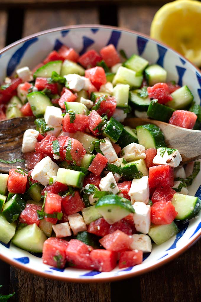 Dieser Melonen-Feta-Salat ist leicht, lecker & super schnell zubereitet. In nur 20 Minuten steht der erfrischende Sommersalat auf dem Tisch. Kochkarussell - dein Foodblog für schnelle und einfache Feierabendrezepte.