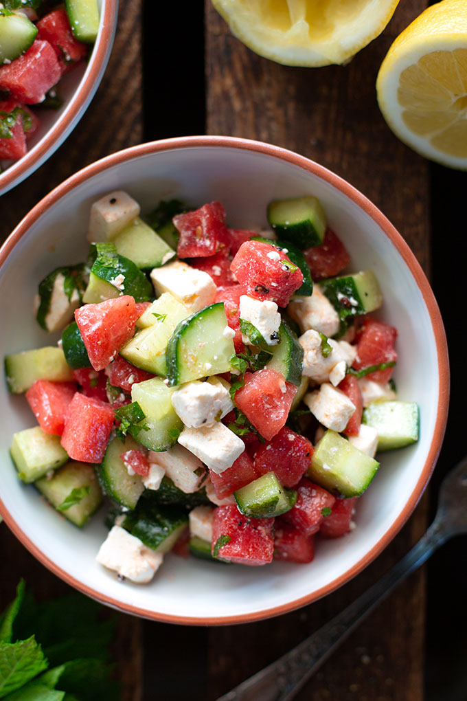 Dieser Melonen-Feta-Salat ist leicht, lecker & super schnell zubereitet. In nur 20 Minuten steht der erfrischende Sommersalat auf dem Tisch. Kochkarussell - dein Foodblog für schnelle und einfache Feierabendrezepte.