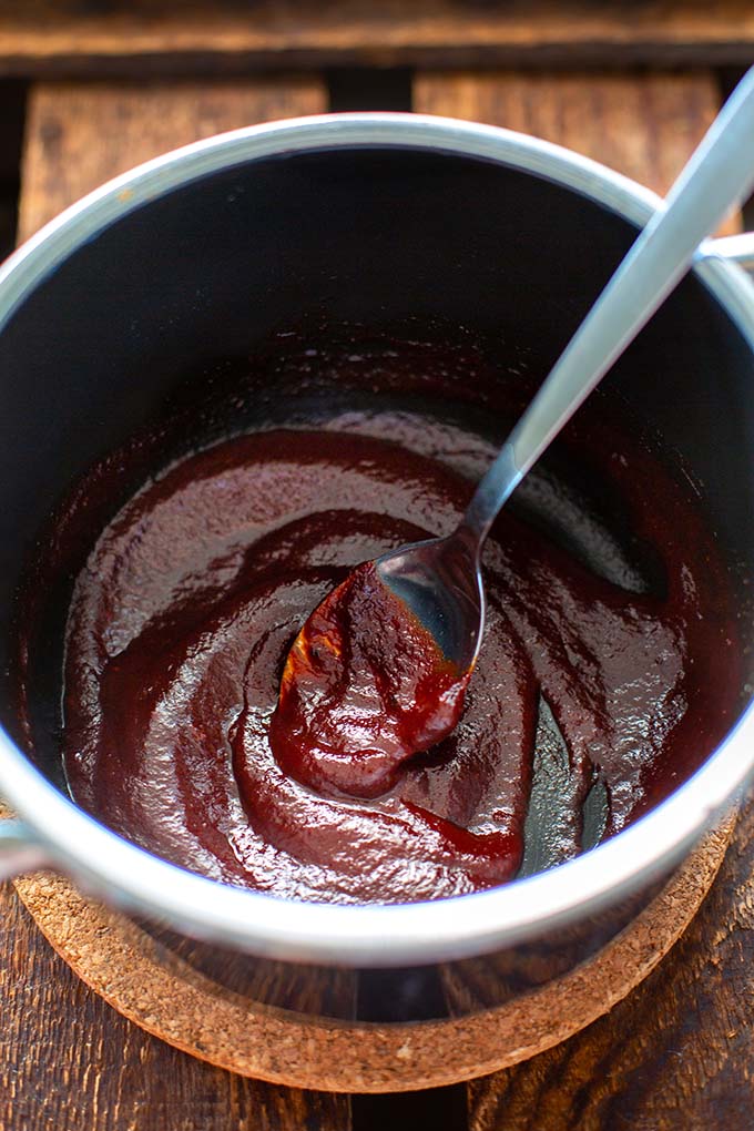 BBQ Sauce selber machen aus nur 5 Zutaten. Gesund, lecker & schnell zubereitet. Perfekt für's Grillen & als Geschenk aus der Küche. Kochkarussell - dein Foodblog für schnelle Feierabendrezepte.