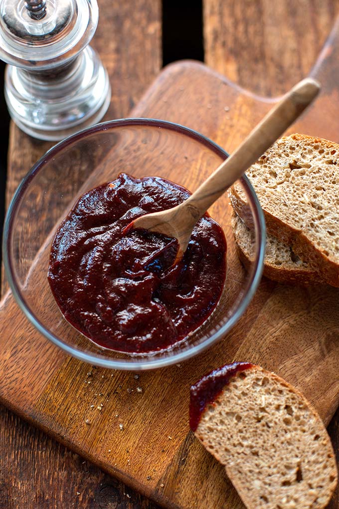 BBQ Sauce selber machen aus nur 5 Zutaten. Gesund, lecker & schnell zubereitet. Perfekt für's Grillen & als Geschenk aus der Küche. Kochkarussell - dein Foodblog für schnelle Feierabendrezepte.