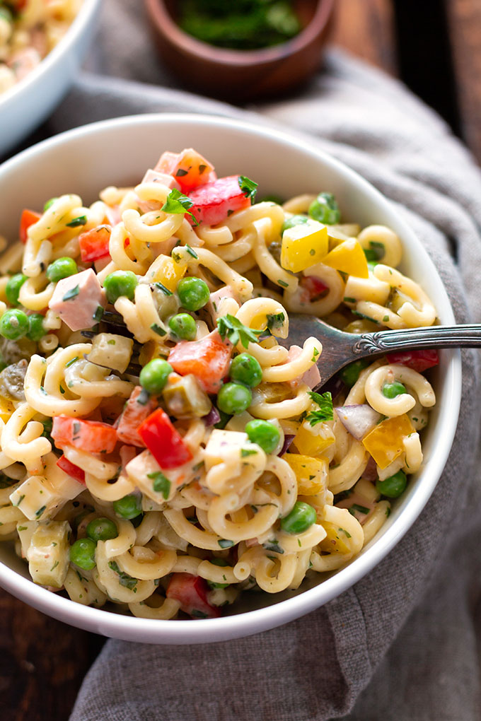 Klassischer-Nudelsalat-mit-Fleischwurst-und-Erbsen-1