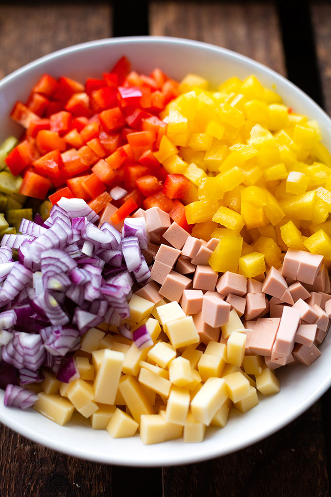Klassischer Nudelsalat mit Fleischwurst und Mayo. Unser
bester Nudelsalat ist herrlich cremig, schnell gemacht und durch ein paar Tricks viel leichter als das Original. Ein Klassiker zum Grillen, zum Picknick und super gut vorzubereiten. Kochkarussell - dein Foodblog für schnelle und einfache Feierabendrezepte.
