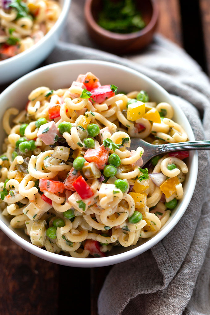 Klassischer Nudelsalat mit Fleischwurst und Mayo. Unser
bester Nudelsalat ist herrlich cremig, schnell gemacht und durch ein paar Tricks viel leichter als das Original. Ein Klassiker zum Grillen, zum Picknick und super gut vorzubereiten. Kochkarussell - dein Foodblog für schnelle und einfache Feierabendrezepte.