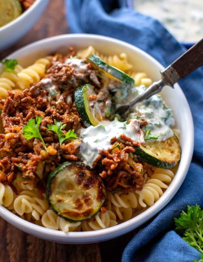 Tuerkische-Pasta-mit-Hackfleisch-und-Joghurtsauce-1