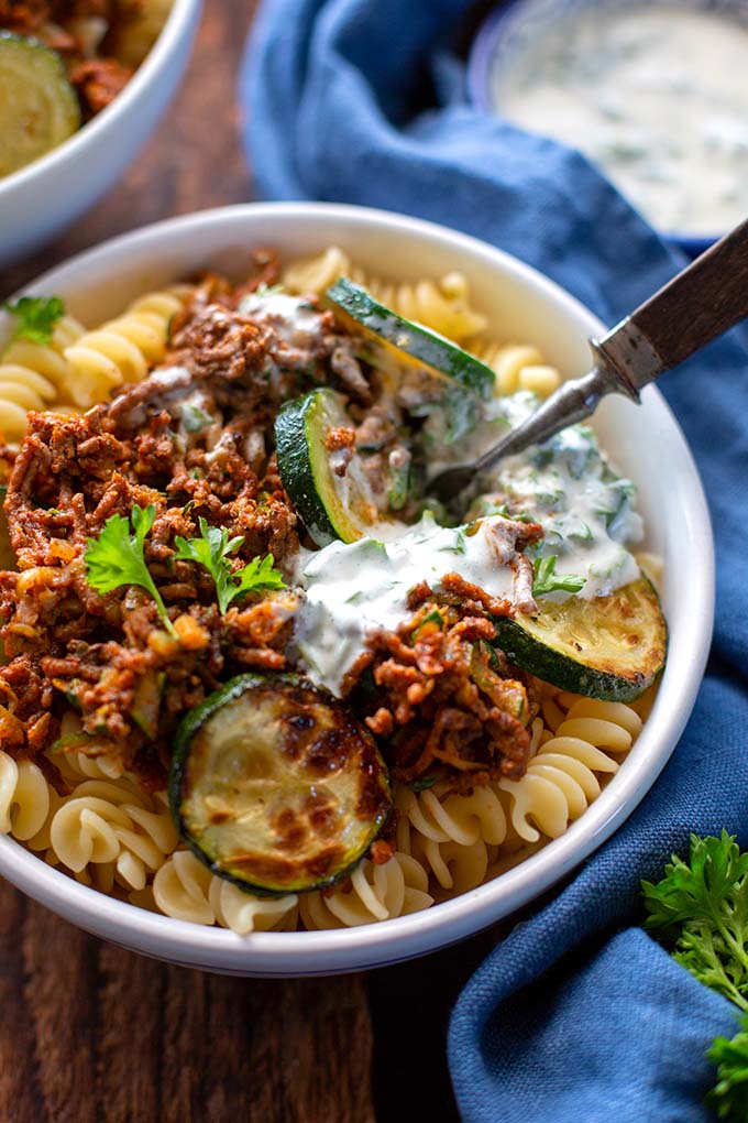 Tuerkische-Pasta-mit-Hackfleisch-und-Joghurtsauce-1