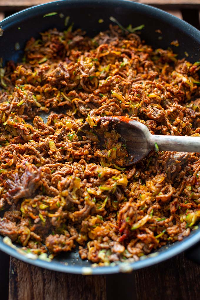 Dieses schnelle Rezept für türkische Pasta mit Hackfleisch, Zucchini & Joghurt-Sauce ist der HAMMER! So einfach, so gut!Familienküche deluxe! Kochkarussell - dein Foodblog für schnelle und einfache Feierabendrezepte.