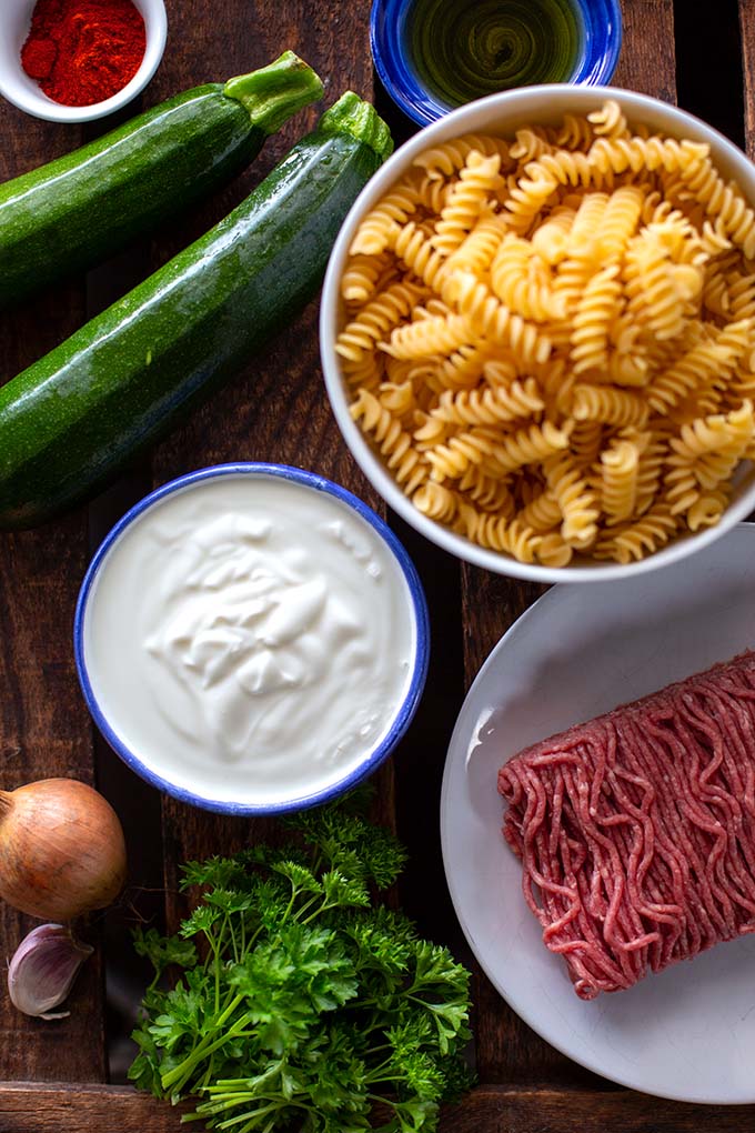 Dieses schnelle Rezept für türkische Pasta mit Hackfleisch, Zucchini & Joghurt-Sauce ist der HAMMER! So einfach, so gut!Familienküche deluxe! Kochkarussell - dein Foodblog für schnelle und einfache Feierabendrezepte.