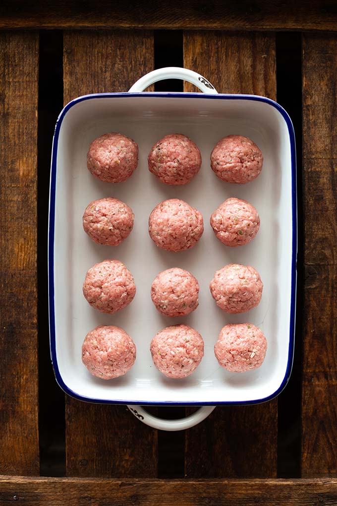 Hackbällchen à la Toskana ganz ohne Fix-Produkte: Super einfach und extra schnell vorbereitet.
Ihr bekommt besonders saftige Hackbällchen, eine super tomatige Sauce und ein absolut leckeres Familienessen. Kochkarussell - dein Foodblog für schnelle und einfache Feierabendrezepte. 