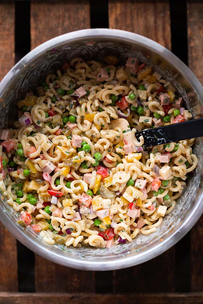 Klassischer Nudelsalat mit Fleischwurst und Mayo. Unser
bester Nudelsalat ist herrlich cremig, schnell gemacht und durch ein paar Tricks viel leichter als das Original. Ein Klassiker zum Grillen, zum Picknick und super gut vorzubereiten. Kochkarussell - dein Foodblog für schnelle und einfache Feierabendrezepte.