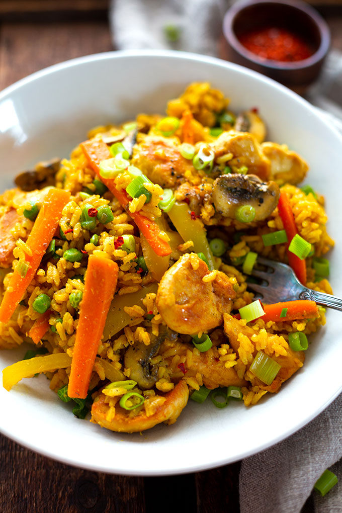 Das Nasi Goreng fertig angerichtet auf einem weißen Teller bereit zum Essen.