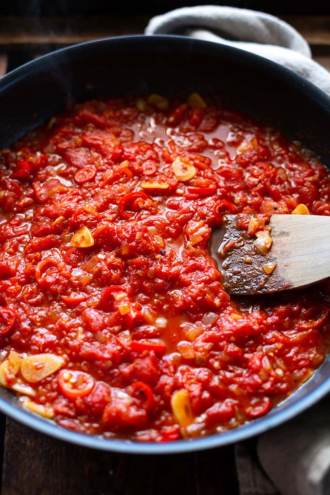 Tomatige Arrabbiata-Sauce mit Chili, Knoblauch und Tomatenmark in einer Pfanne – frisch gekocht und bereit für die Pasta.
