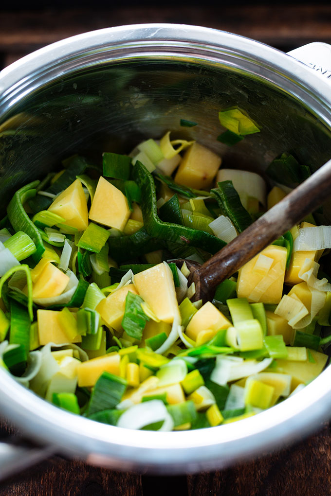 Schwedische Sommersuppe ist super einfach & in nur 30 Minuten fertig. Ein schnelles & super leckeres Abendessen. Kochkarussell - dein Foodblog für schnelle und einfacher Feierabendrezepte.