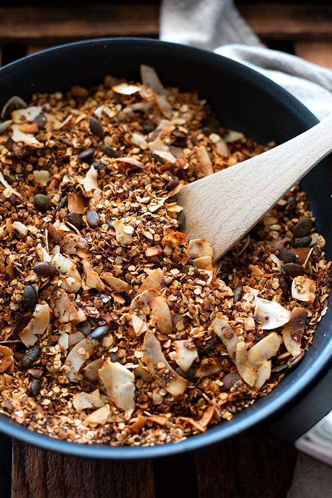 Selbstgemachte Granola aus der Pfanne.