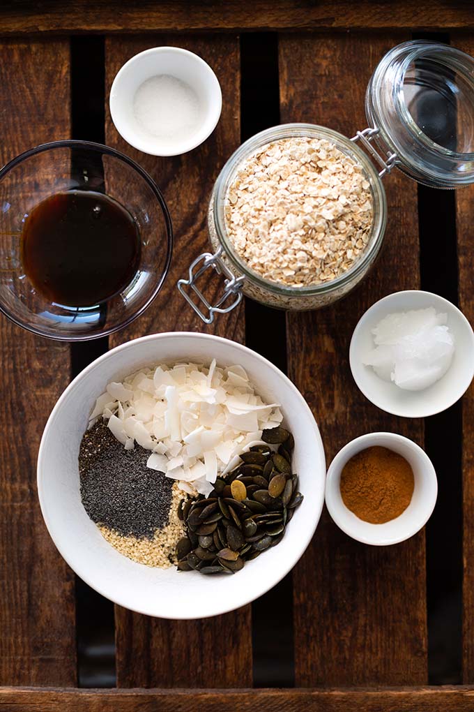 Zutaten für selbstgemachte Granola aus der Pfanne in kleinen Schüsseln.