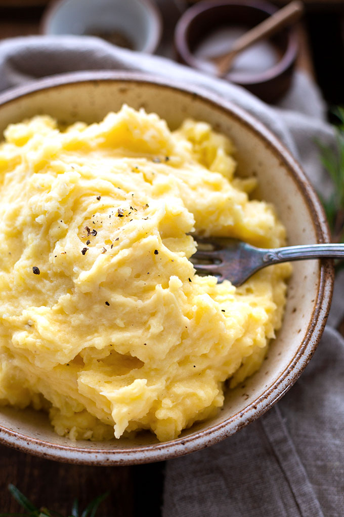 Dieses einfache Kartoffelpüree ist in 20 Minuten fertig und unglaublich cremig. Das perfekte Grundrezept als Beilage - schnell und klassisch. Kochkarussell - Dein Foodblog für schnelle und einfache Feierabendrezepte