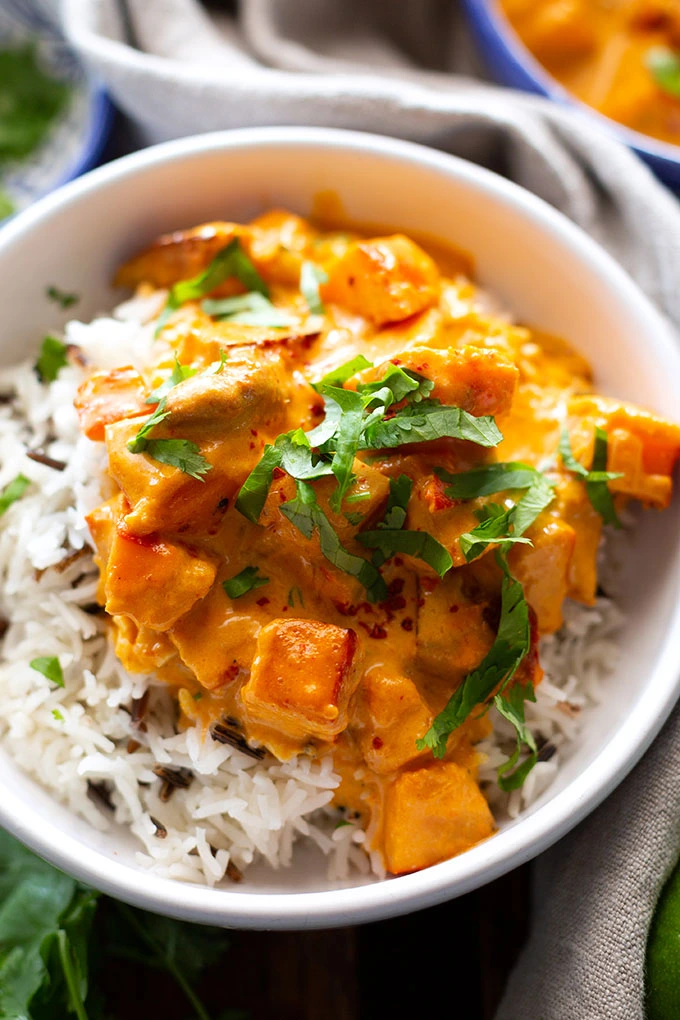 Dieses Kürbis-Curry mit Hokkaido-Kürbis & Currypaste ist vegan, herrlich cremig & super schnell gekocht. 

Das einfache Curryrezept ist SO  lecker - unbedingt probieren!
Ein schnelles Rezept, dass wirklich der ganzen Familie schmeckt.

Kochkarussell - dein Foodblog für schnelle und einfache Feierabendrezepte.