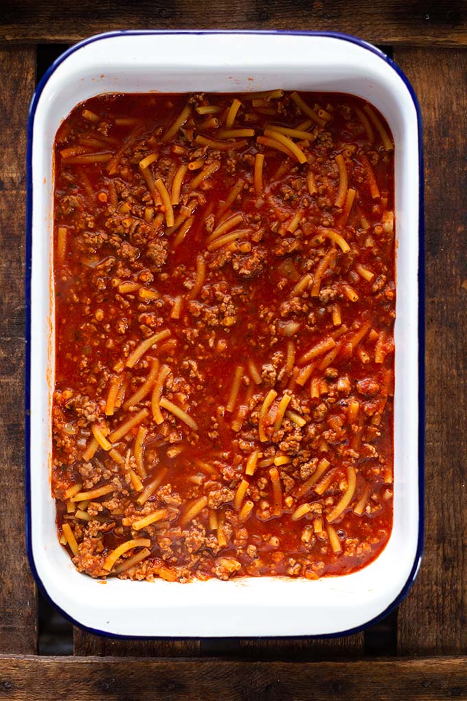 Der Makkaroni-Auflauf ist in nur 20 Minuten vorbereitet & so lecker. Auch ganz ohne Fix-Tüte ist der Makkaroni Auflauf alla Mamma ein super einfaches Familienrezept - unbedingt testen!
Kochkarussell - dein Foodblog für schnelle und einfache Feierabendrezepte.