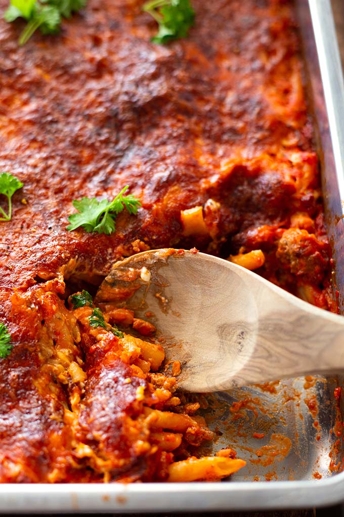 Der Makkaroni-Auflauf ist in nur 20 Minuten vorbereitet & so lecker. Auch ganz ohne Fix-Tüte ist der Makkaroni Auflauf alla Mamma ein super einfaches Familienrezept - unbedingt testen!
Kochkarussell - dein Foodblog für schnelle und einfache Feierabendrezepte.