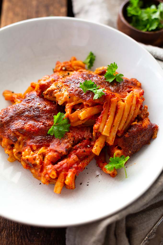 Der Makkaroni-Auflauf ist in nur 20 Minuten vorbereitet & so lecker. Auch ganz ohne Fix-Tüte ist der Makkaroni Auflauf alla Mamma ein super einfaches Familienrezept - unbedingt testen!
Kochkarussell - dein Foodblog für schnelle und einfache Feierabendrezepte.