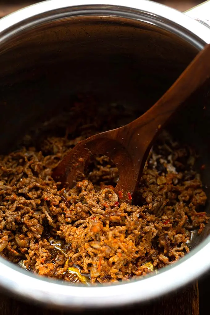 Die weltbeste Pizzasuppe ist in nur 15 Minuten vorbereitet, so einfach & super lecker. Ihr braucht nur einen Topf und eine Handvoll Zutaten. Ein perfektes Partybuffet-Rezept für deinen Geburtstag, Silvester oder den nächsten Kindergeburtstag. Die Suppe lässt sich perfekt vorbereiten und ist absolut Meal Prep-tauglich. Unbedingt probieren! Kochkarussell - dein Foodblog für schnelle und einfache Feierabendrezepte.