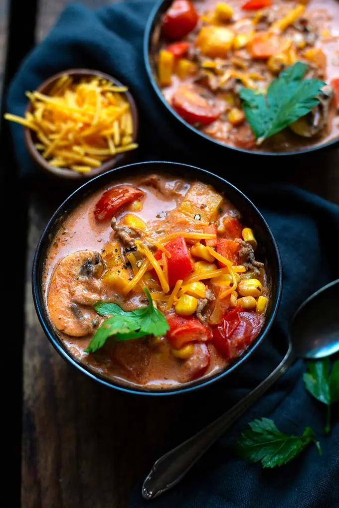 Die weltbeste Pizzasuppe ist in nur 15 Minuten vorbereitet, so einfach & super lecker. Ihr braucht nur einen Topf und eine Handvoll Zutaten. Ein perfektes Partybuffet-Rezept für deinen Geburtstag, Silvester oder den nächsten Kindergeburtstag. Die Suppe lässt sich perfekt vorbereiten und ist absolut Meal Prep-tauglich. Unbedingt probieren! Kochkarussell - dein Foodblog für schnelle und einfache Feierabendrezepte.