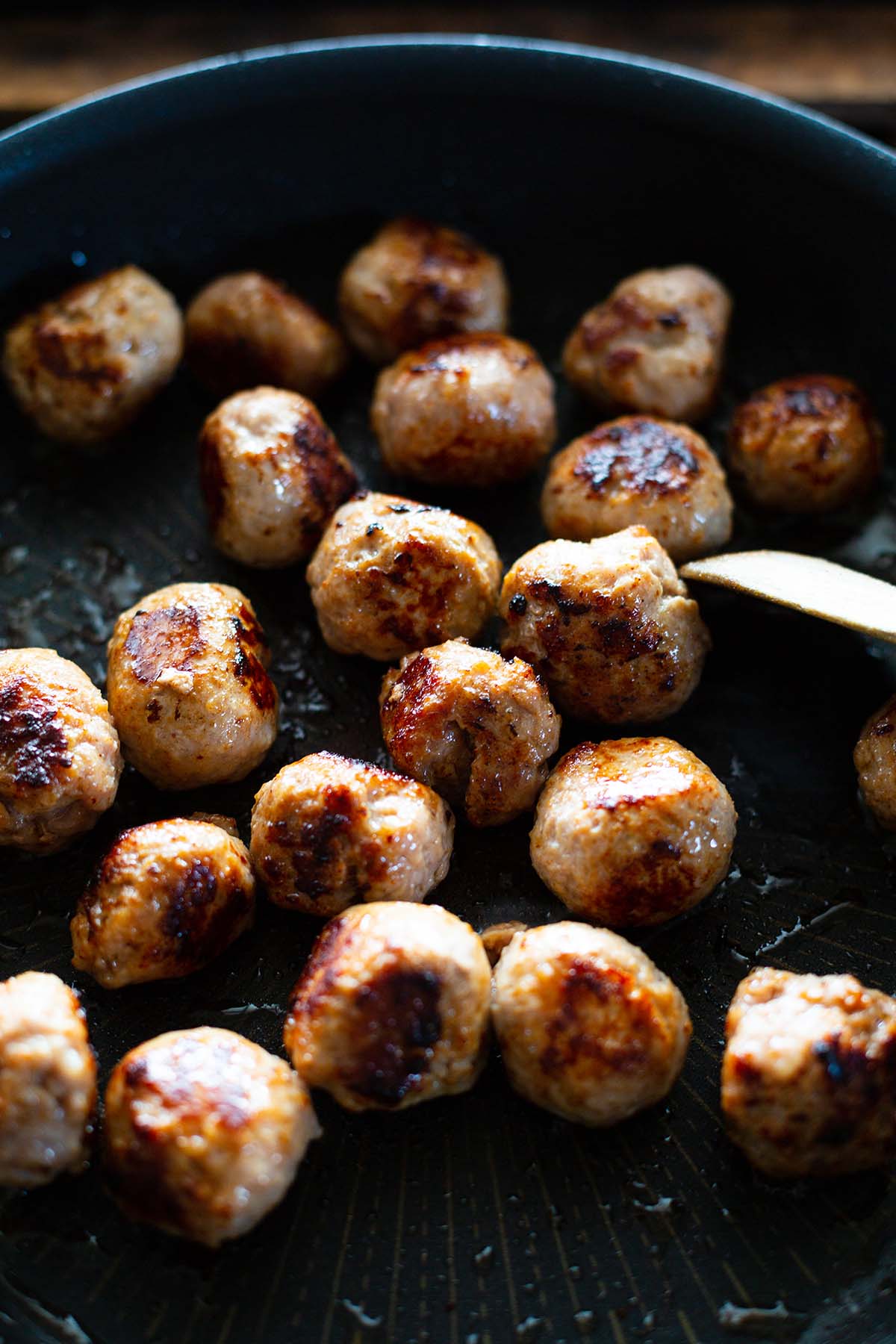 Dieser Wikingertopf mit Hackbällchen & Gemüse-Sahnesauce ist schnell zubereitet & schmeckt der ganzen Familie. Wir verraten, wir ihr das Familien-Rezept ganz einfach ohne Fix kocht - mit Geheimzutat & super schnell. Unbedingt gleich testen! Kochkarussell - dein Foodblog für schnelle und einfacher Feierabendküche.