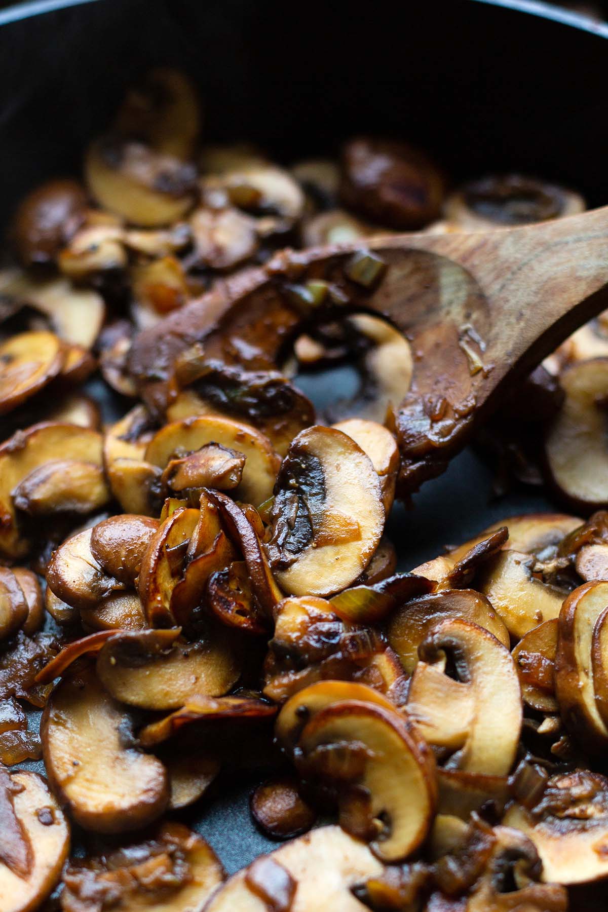 Gebratene Pilze in einer Pfanne.