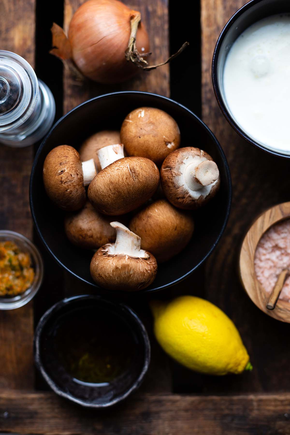 Zutaten für die Pilzrahmsoße in kleinen Schüsseln.