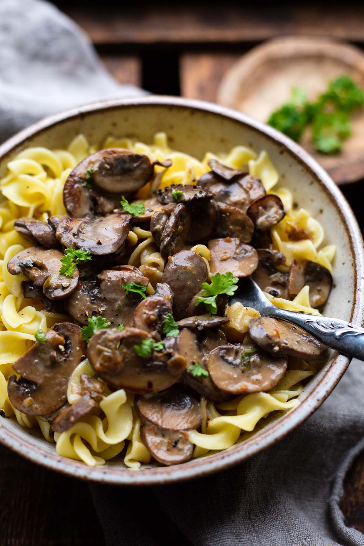 Pilzrahmsoße mit Nudeln in einer beigen Schüssel.