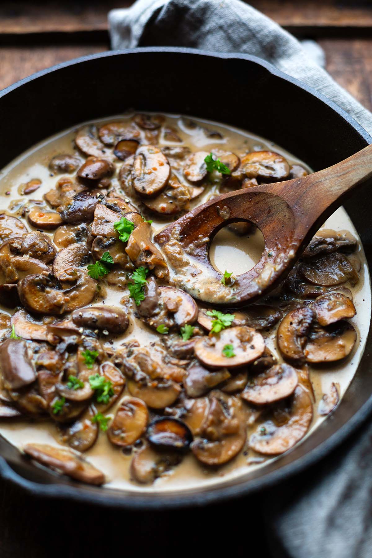 Pilzrahmsoße in schwarzer gusseiserner Pfanne.