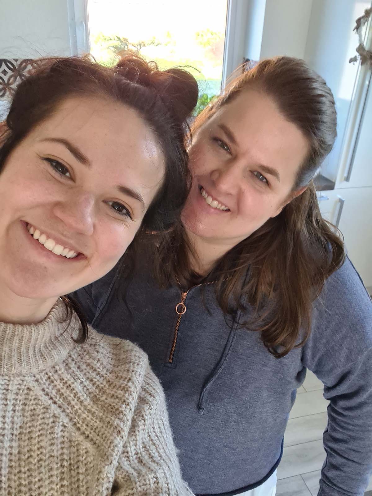 Mia und Kathia bei der Entwicklung der 5 neuen Rezepte für das Feierabendküche leicht gemacht Kochbuch.