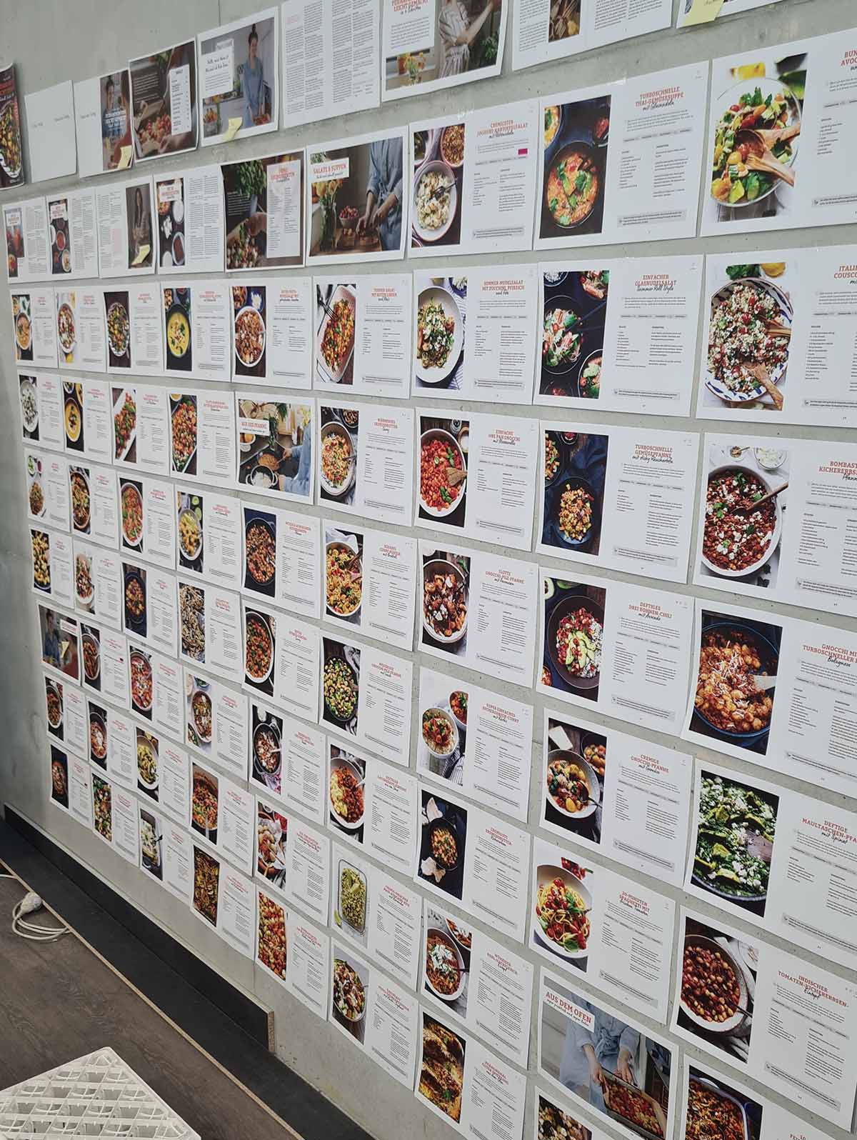 Alle Rezepte des Kochbuchs ausgedruckt an einer Wand. Feierabendküche leicht gemacht in der XXL Jubiläumsedition. Das Kochbuch zum Blog.