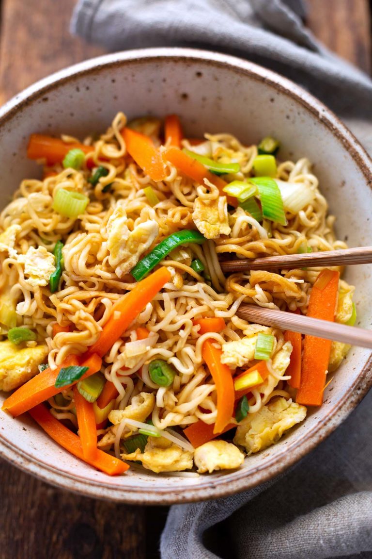 Gebratene-Nudeln-mit-Ei-und-Gemuese-1