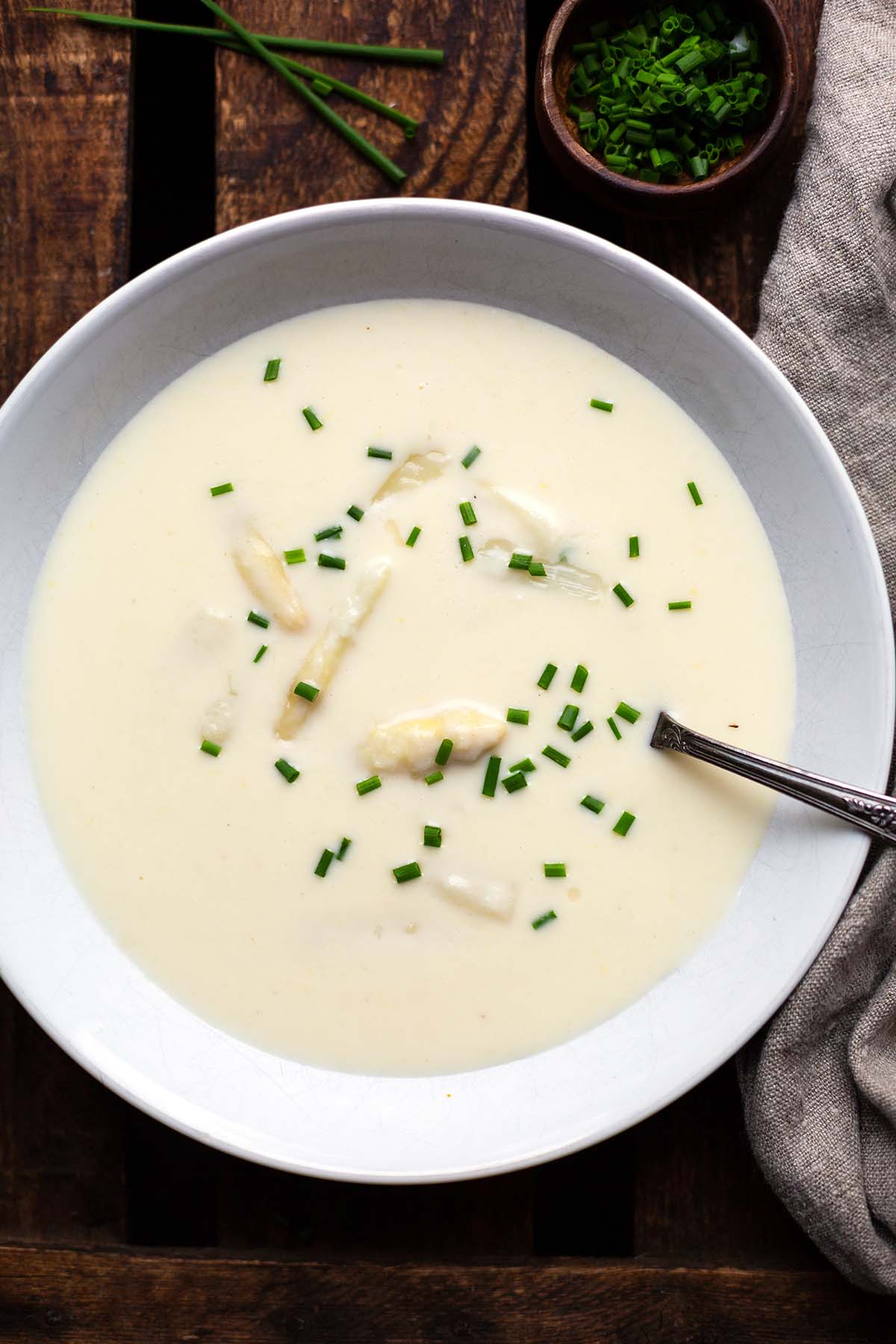 Spargelcremesuppe mit Schnittlauchröllchen