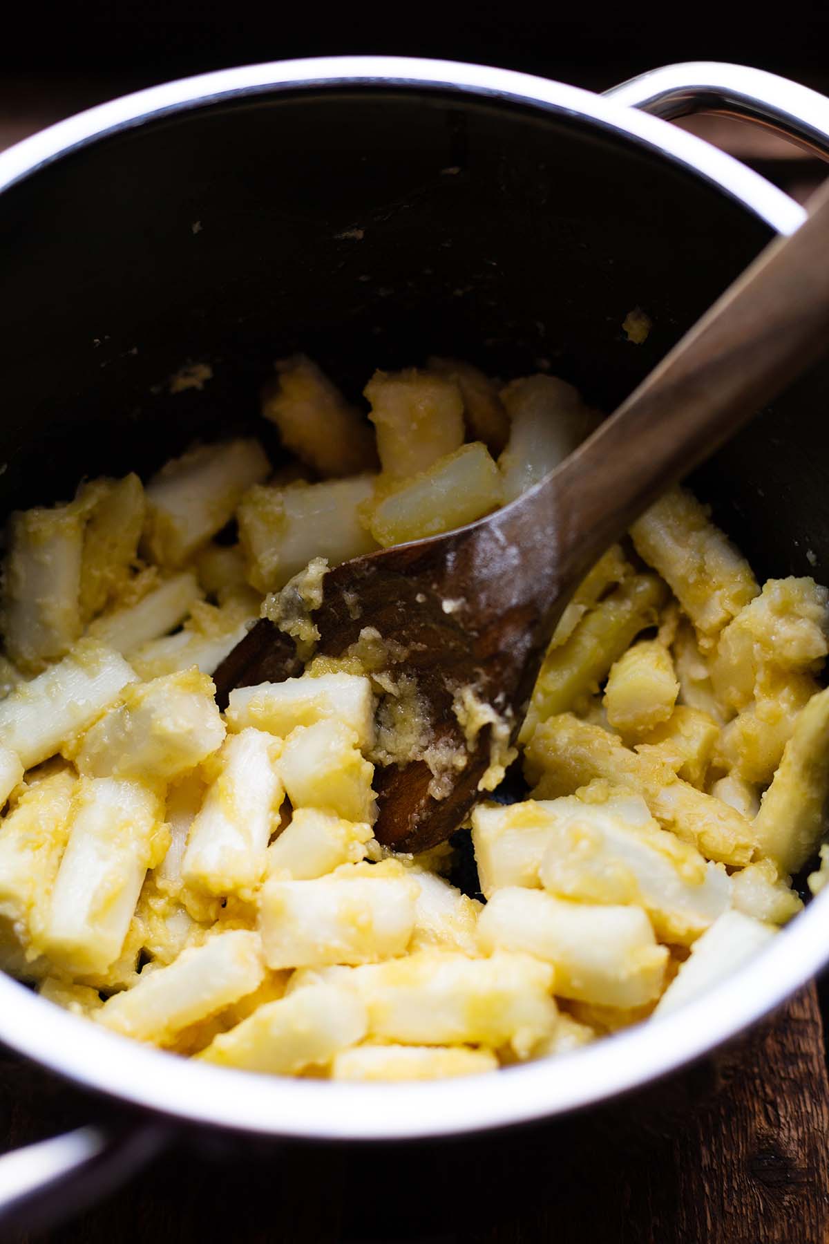 Spargel im Topf mit Mehlschwitze für Spargelsuppe