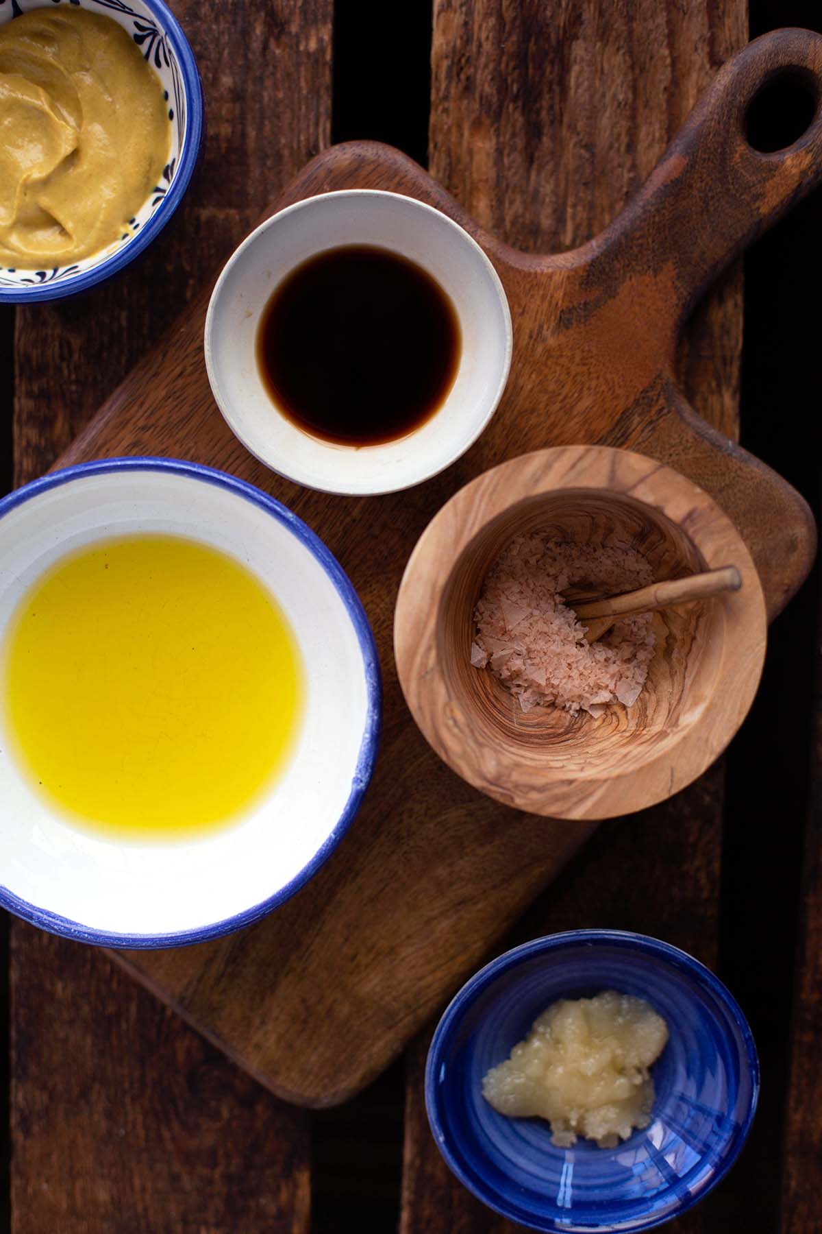 Zuaten für das Salatdressing angerichtet in kleinen Schüsseln.